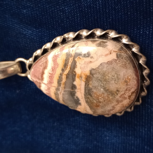 Elegant Multicolor Stone Pendant Necklace - Picture 2 of 11